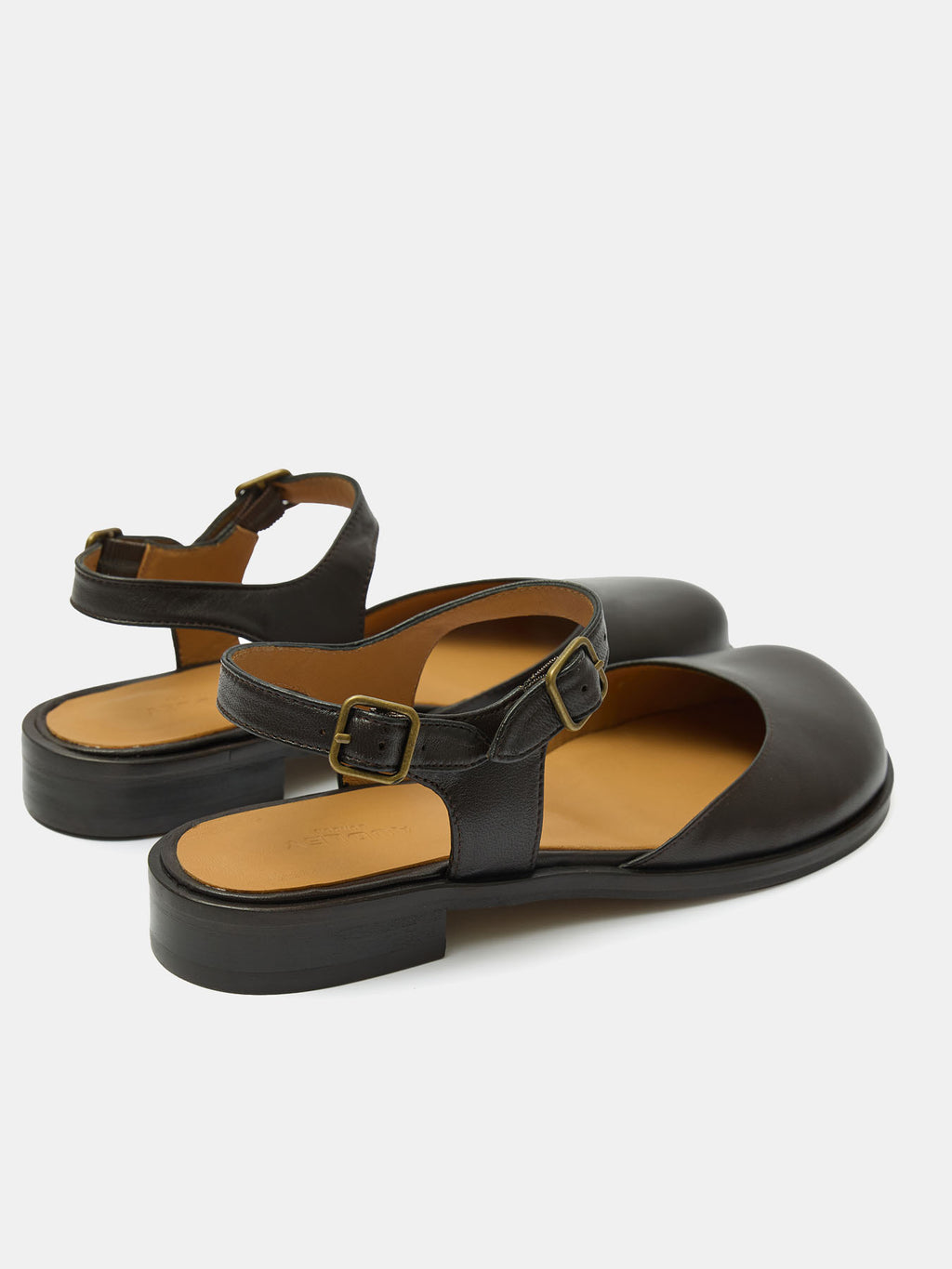 Women's leather shoe with low heel. Namira