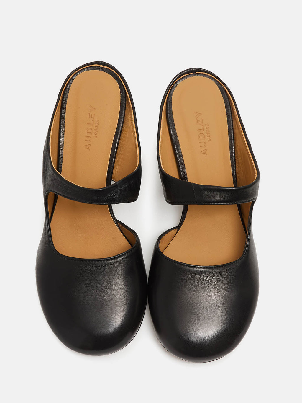 Women's low-heel leather shoe. Nyah