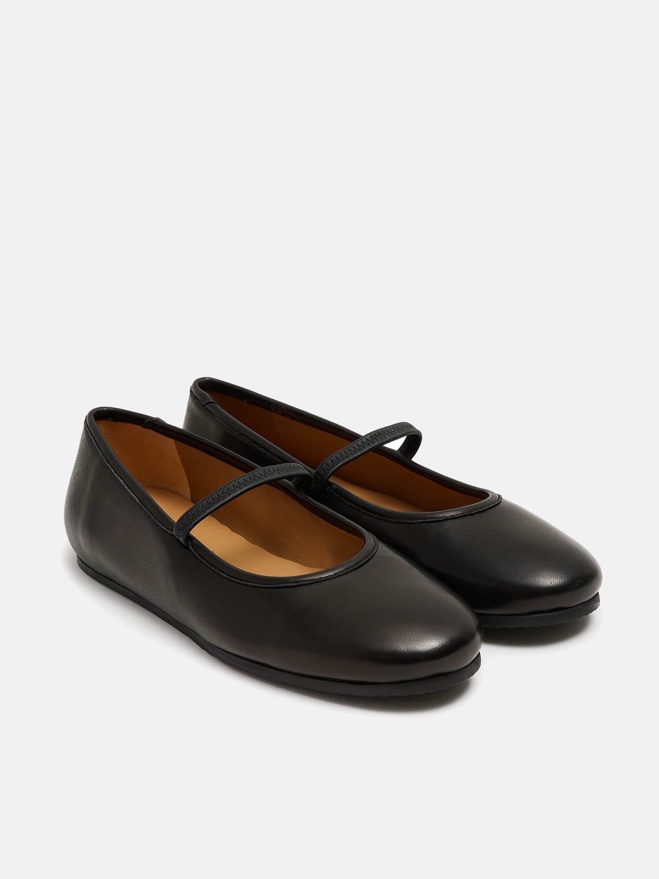 Women's leather shoe with low heel. Nala