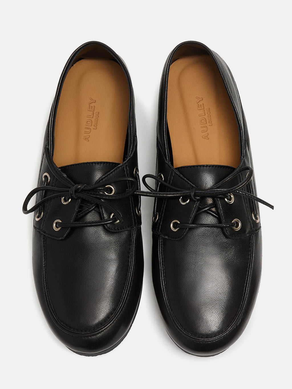 Zapato de mujer en piel con tacón bajo. Norabel