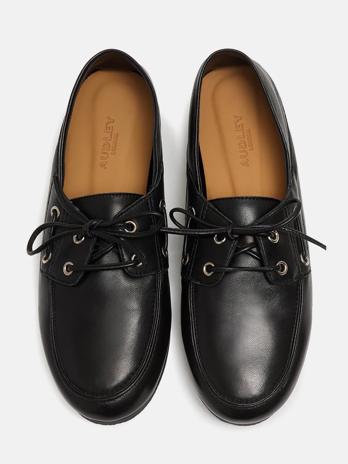 Zapato de mujer en piel con tacón bajo. Norabel