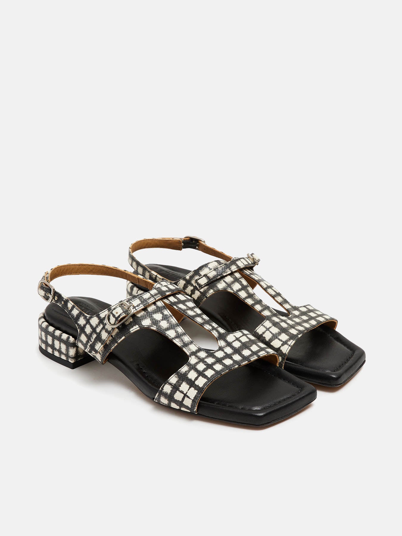 Women's leather sandal with low heel. Nabila