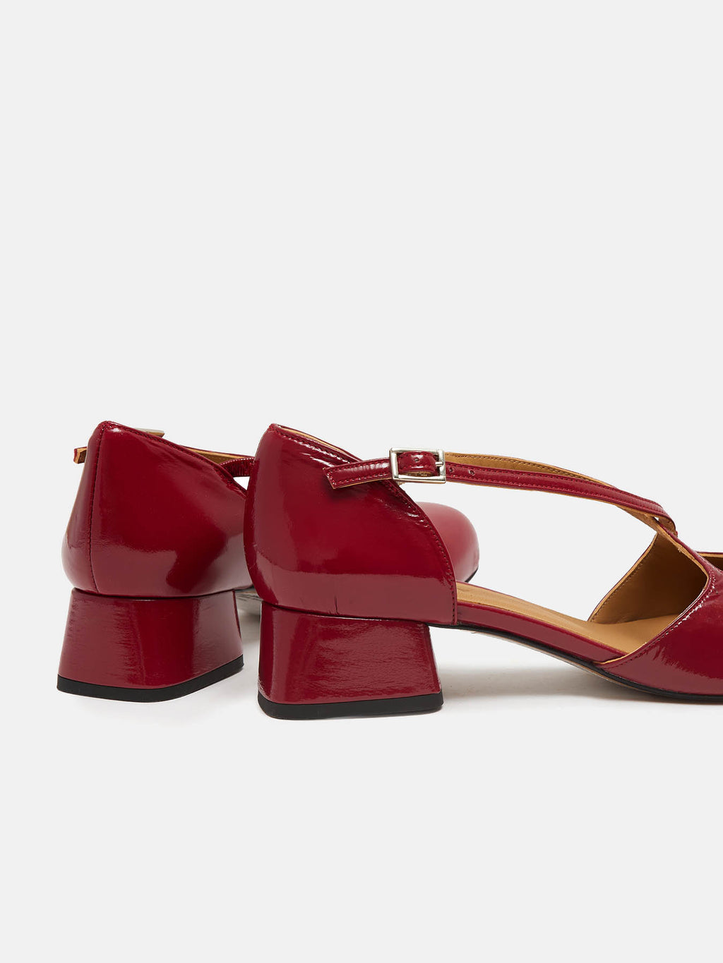 Women's leather shoe with low heel. Nory