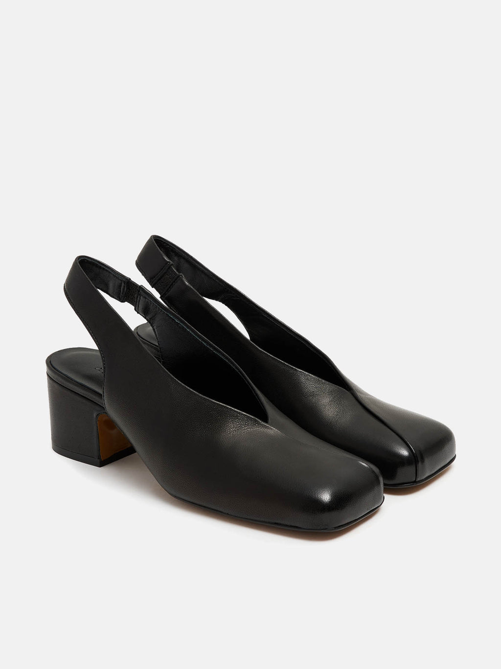 Zapato de mujer en piel con tacón medio. Nataly