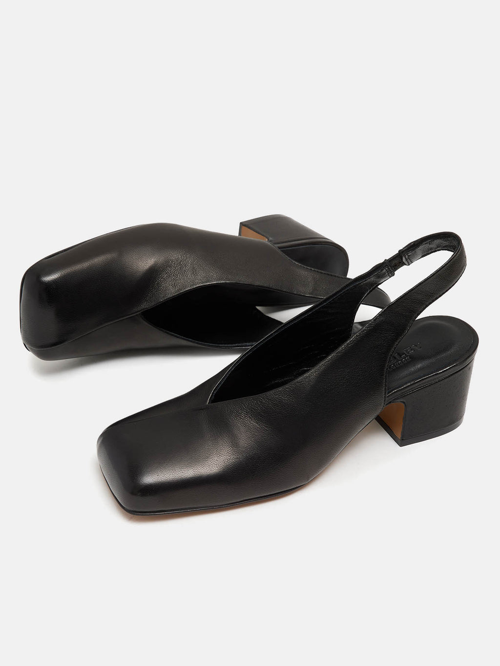 Zapato de mujer en piel con tacón medio. Nataly