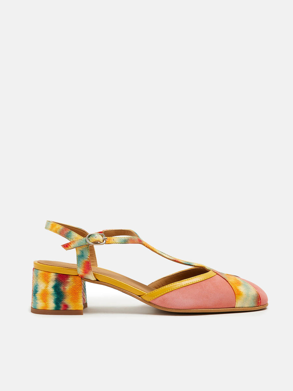 Zapato de mujer en piel con tacón bajo. Neila