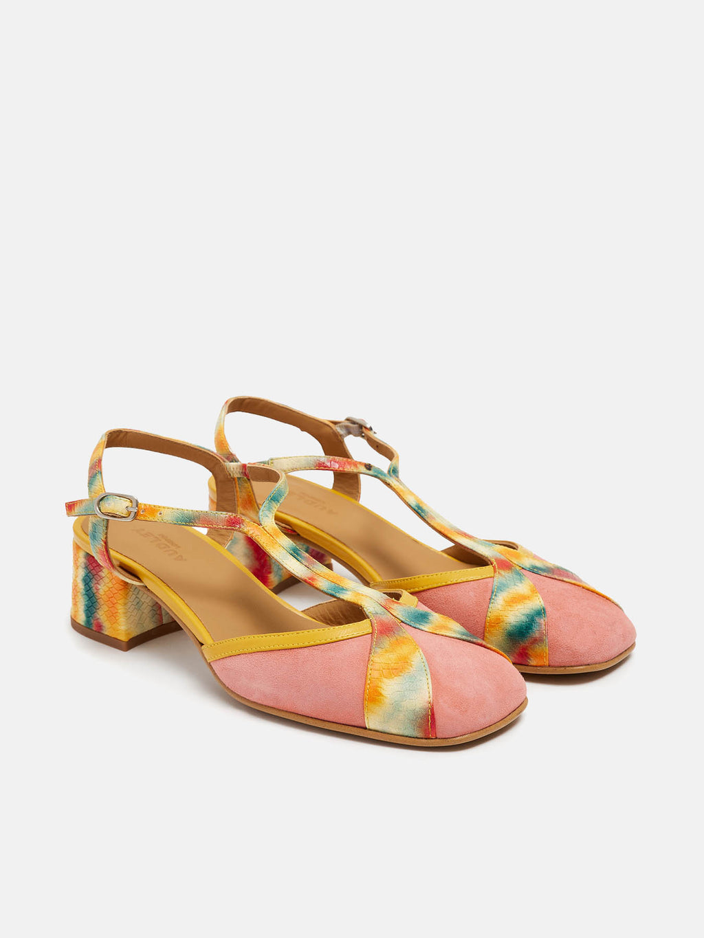 Zapato de mujer en piel con tacón bajo. Neila