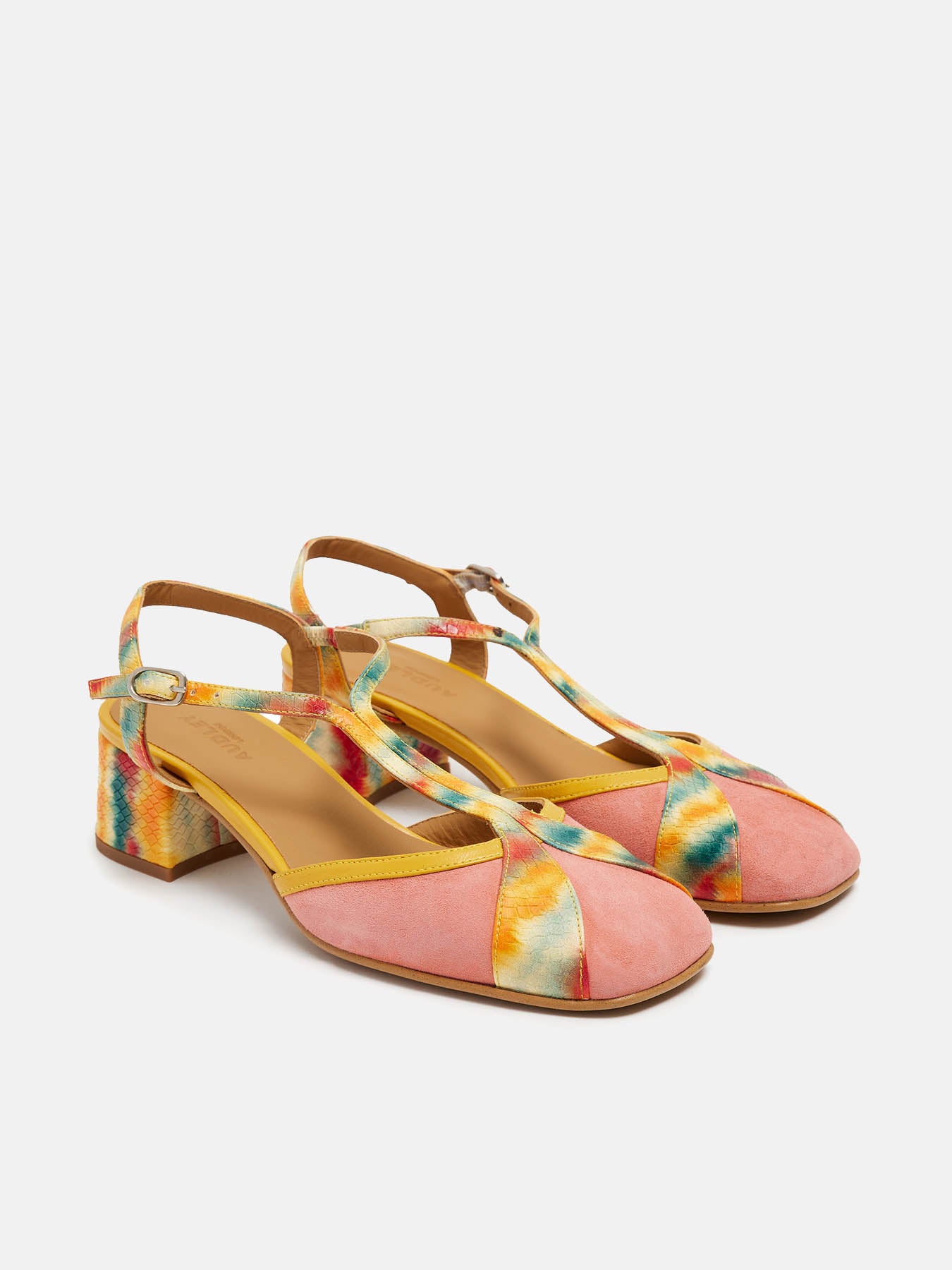 Zapato de mujer en piel con tacón bajo. Neila