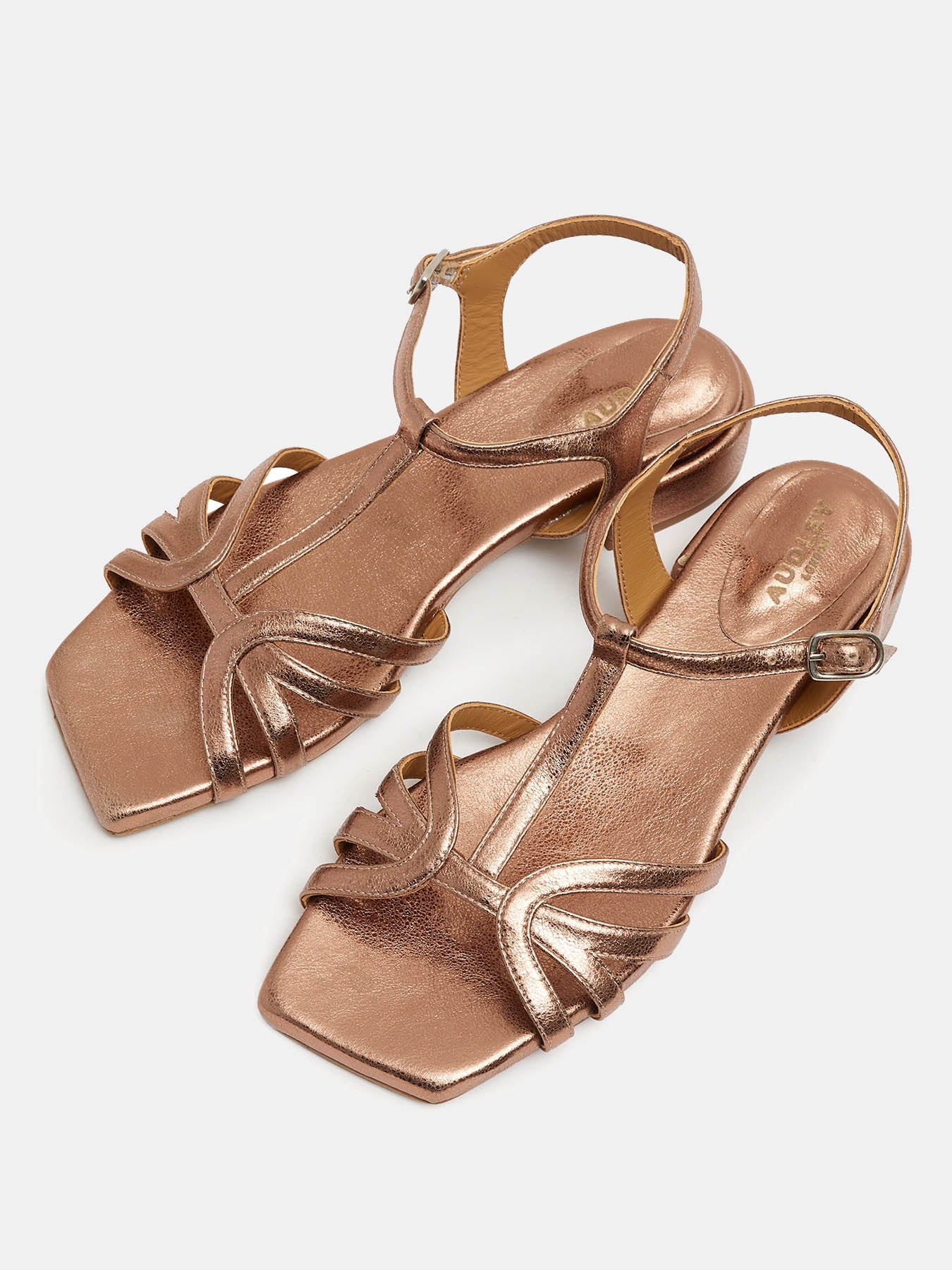 Women's leather sandal with a medium heel. Natti