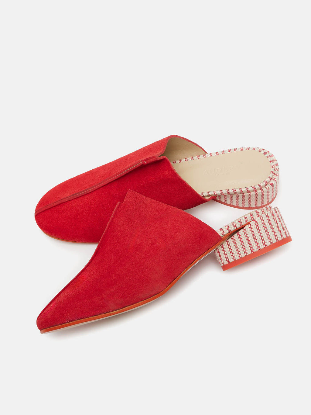 Scarpa da donna in pelle con tacco basso. Nisha