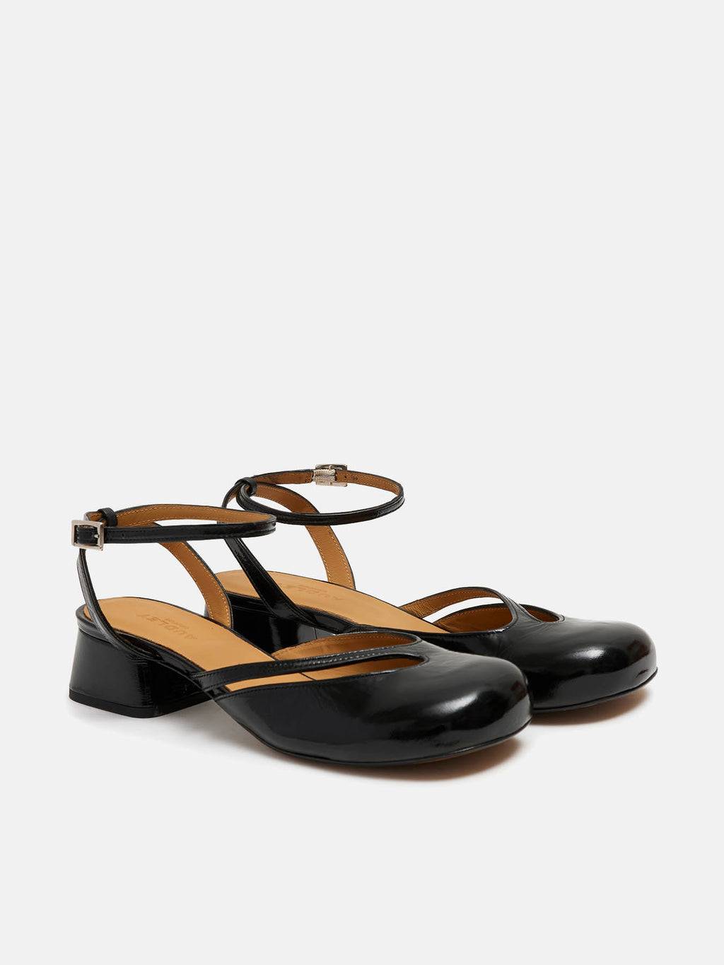 Women's low-heel leather shoe. Nina
