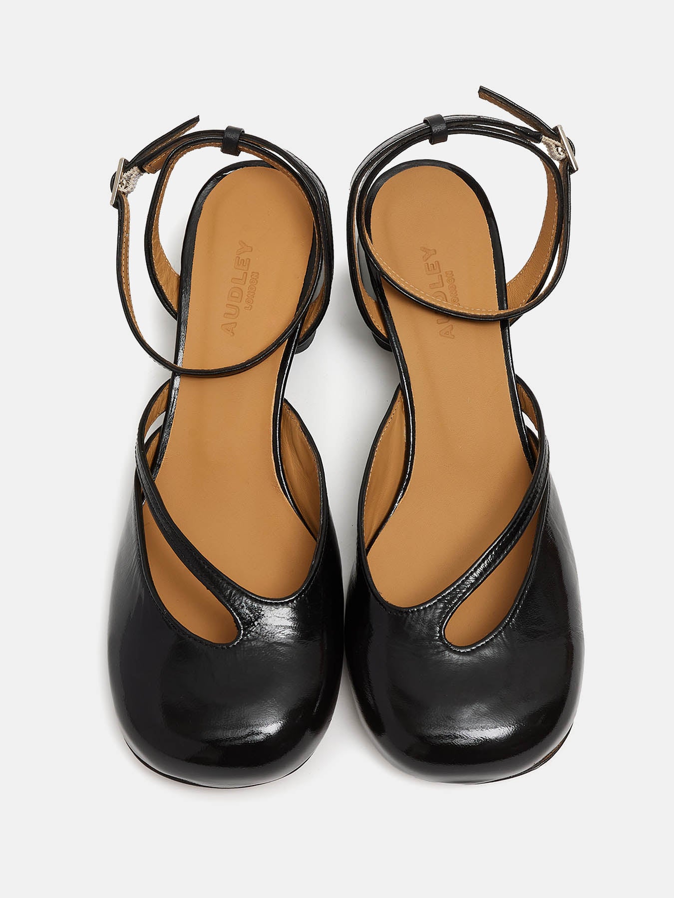 Zapato de mujer en piel con tacón bajo. Nina