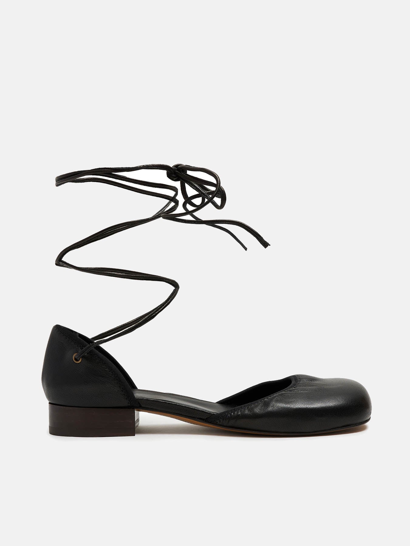 Women's low-heeled leather shoe. Noal