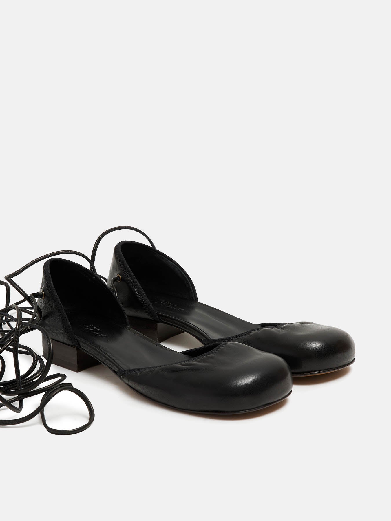 Women's low-heeled leather shoe. Noal