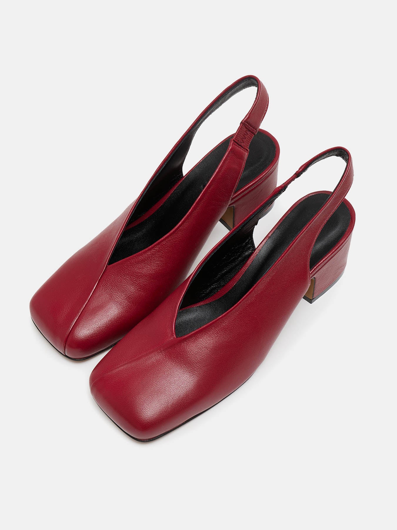 Zapato de mujer en piel con tacón medio. Nerissa