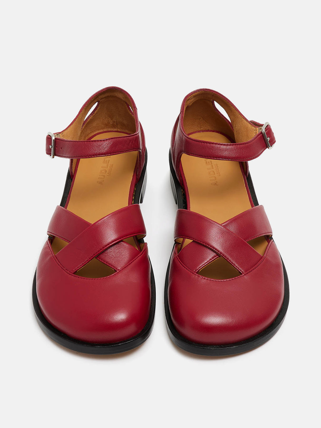 Zapato de mujer en piel con tacón bajo. Nadia