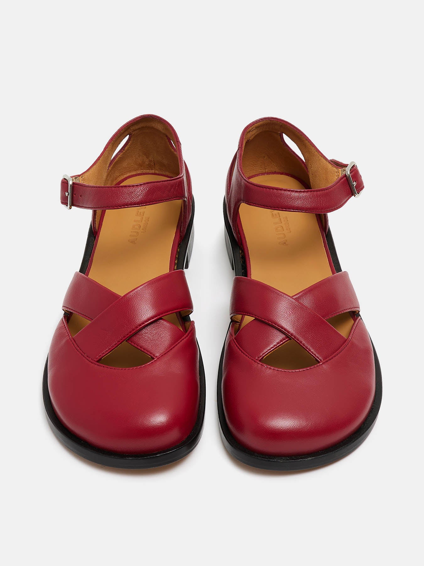 Women's leather shoe with a low heel. Nadia