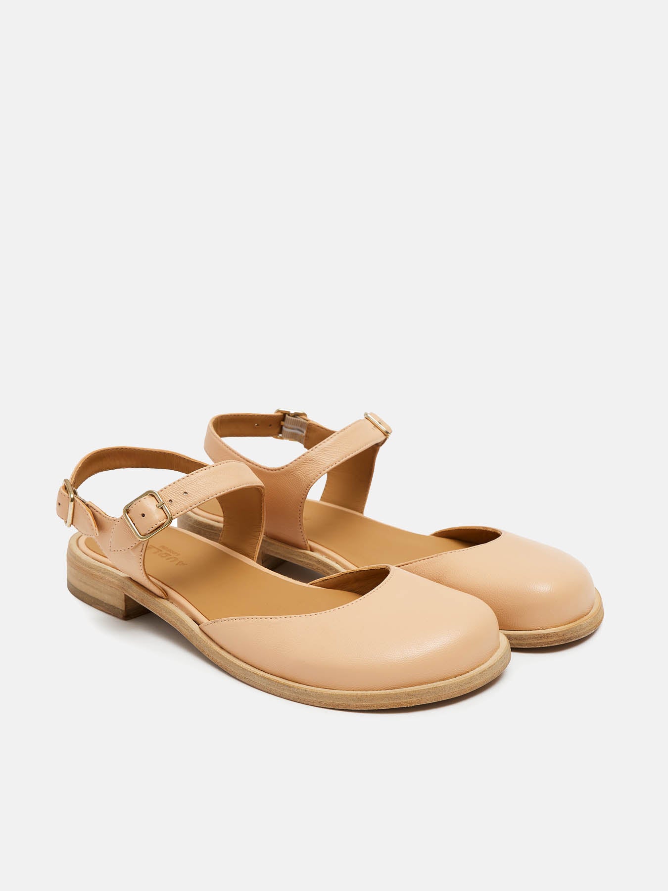 Zapato de mujer en piel con tacón bajo. Natalia