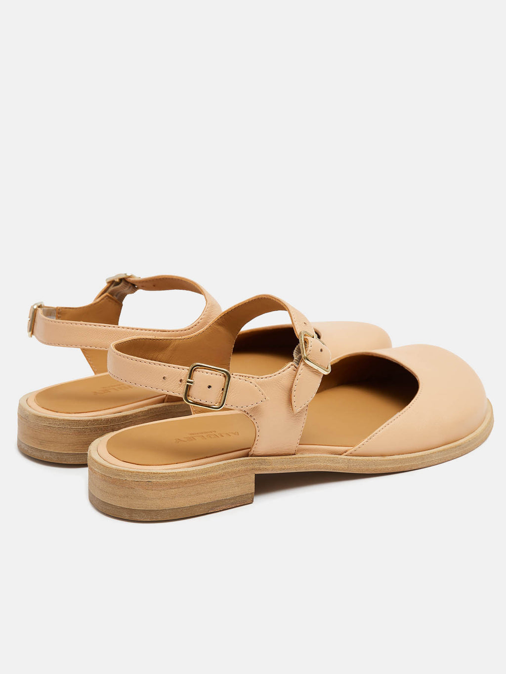 Zapato de mujer en piel con tacón bajo. Natalia