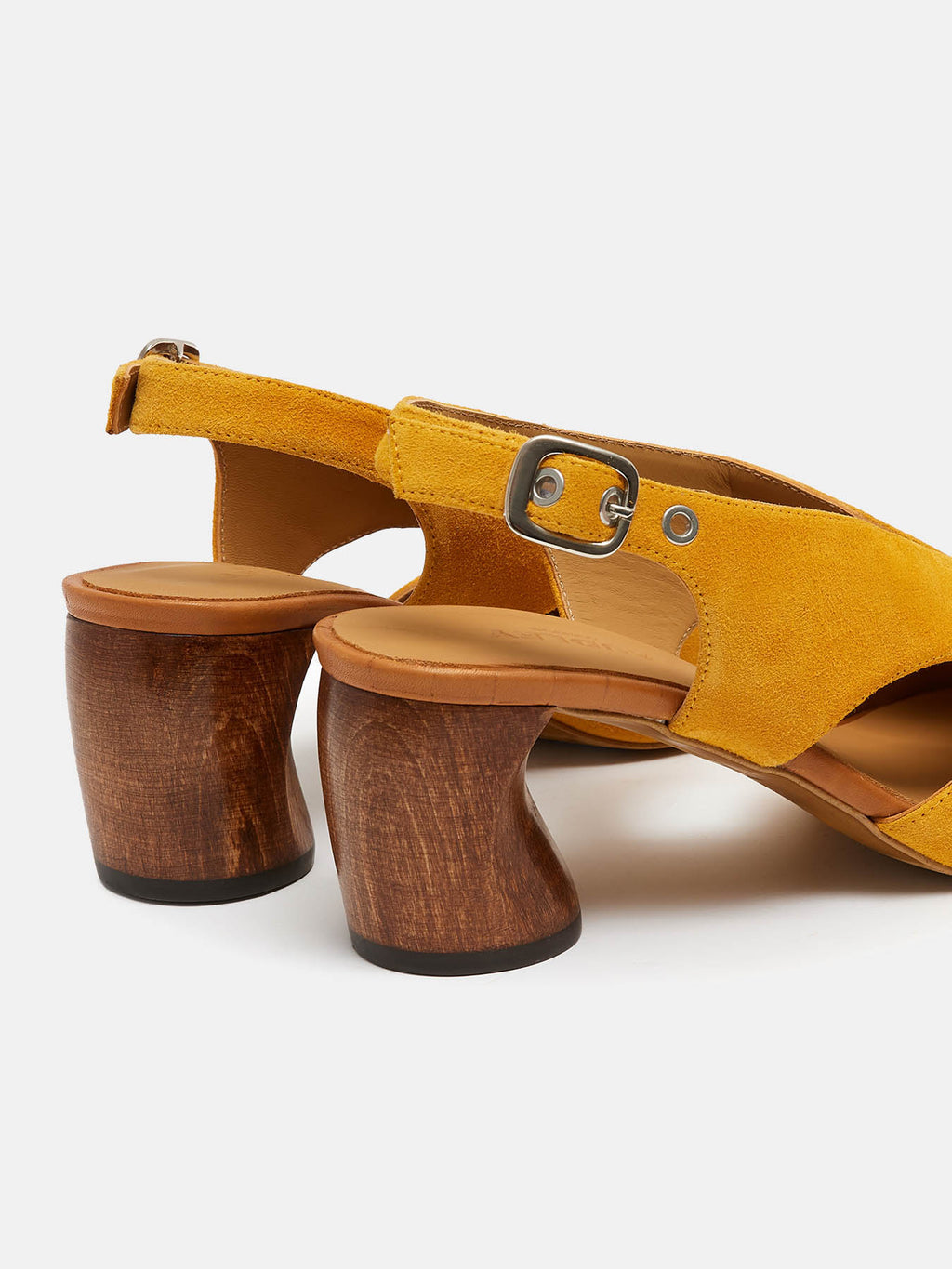 Sandalo da donna in pelle con tacco medio. Noara