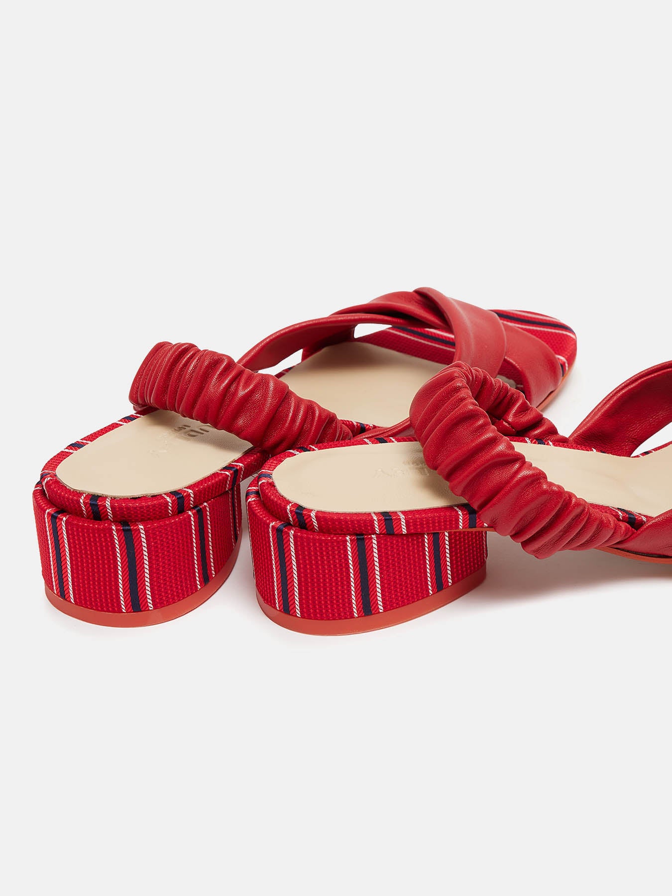 Women's leather sandal with low heel. Nanda