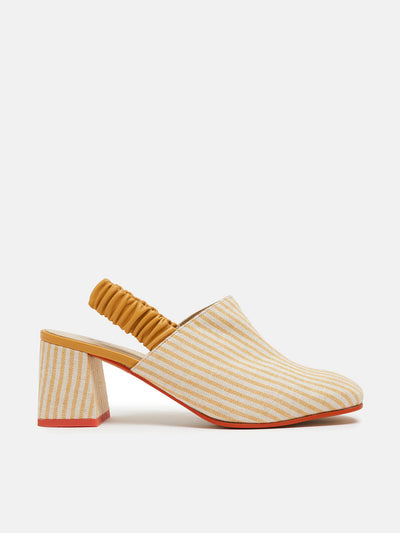 Women's leather shoe with a medium heel. Norisa