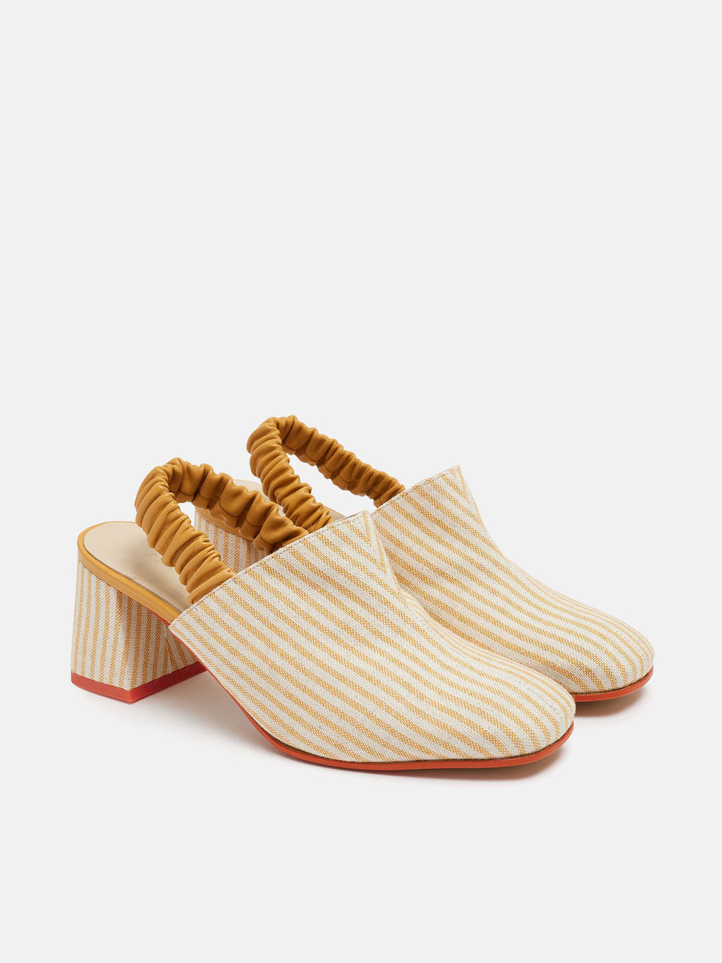 Women's leather shoe with a medium heel. Norisa