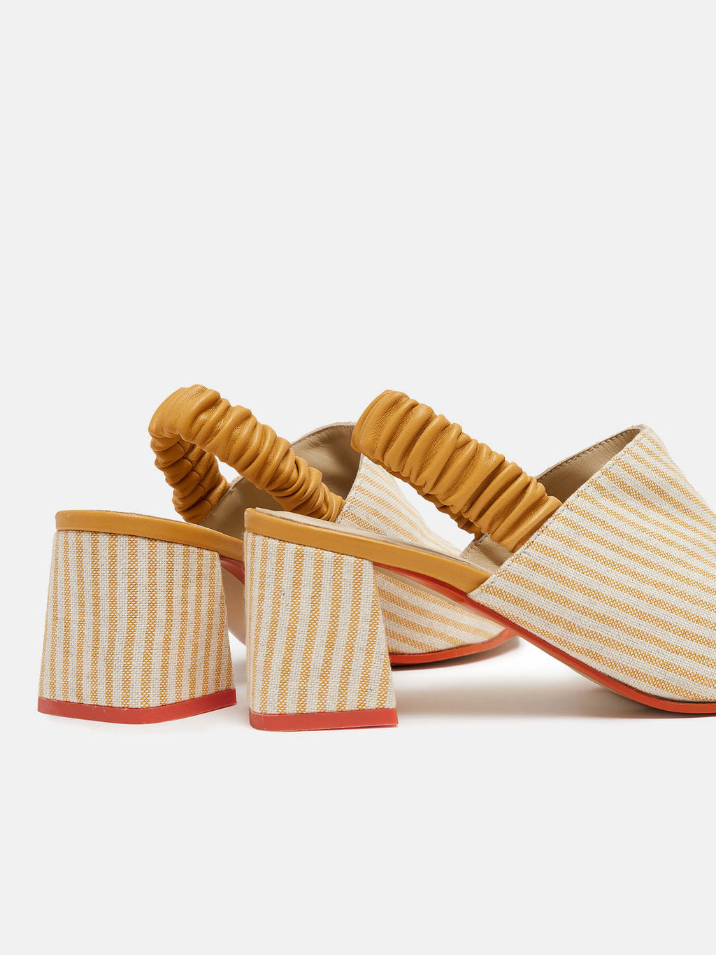 Women's leather shoe with a medium heel. Norisa