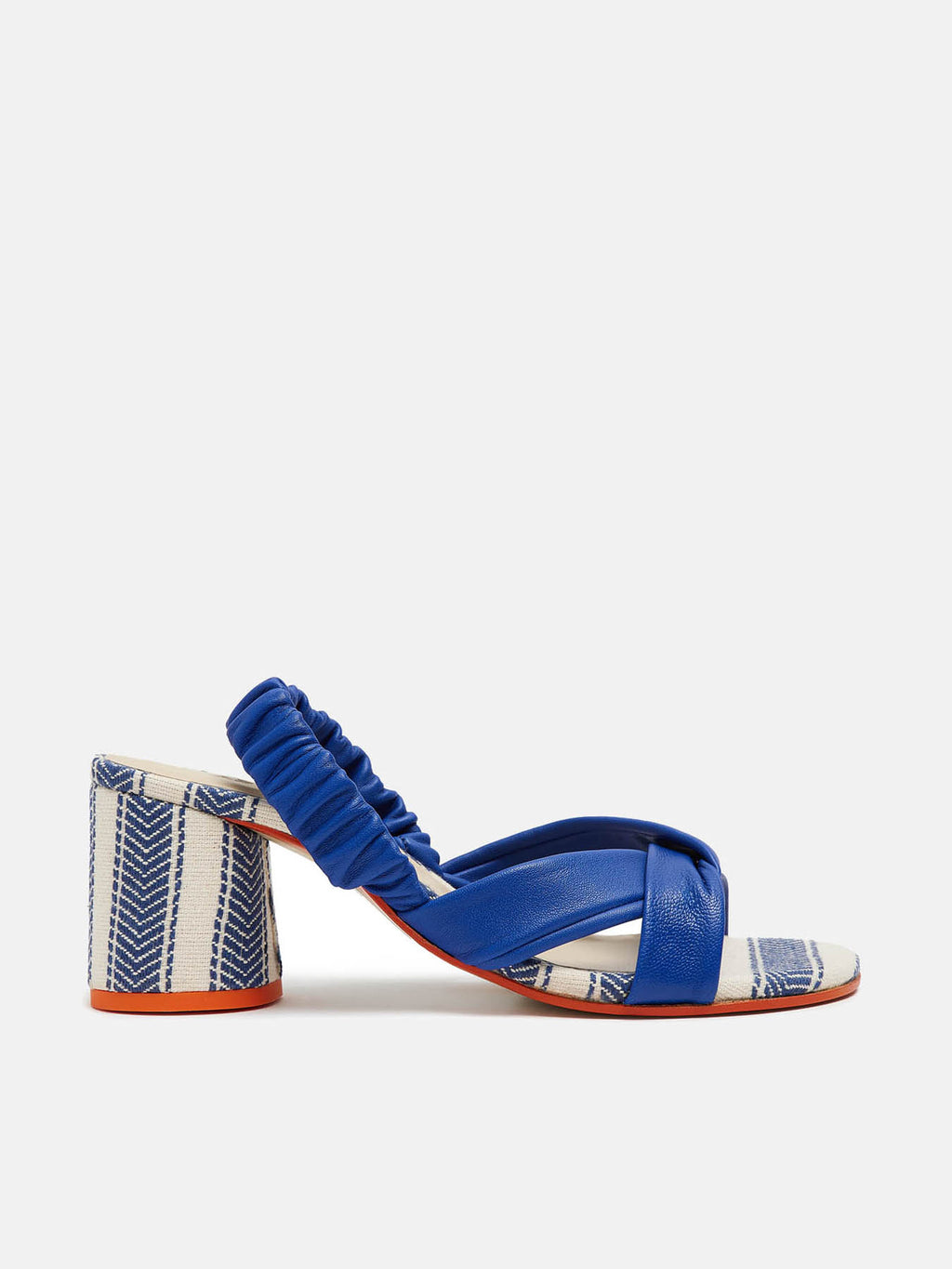 Sandalo da donna in pelle con tacco medio. Nessie