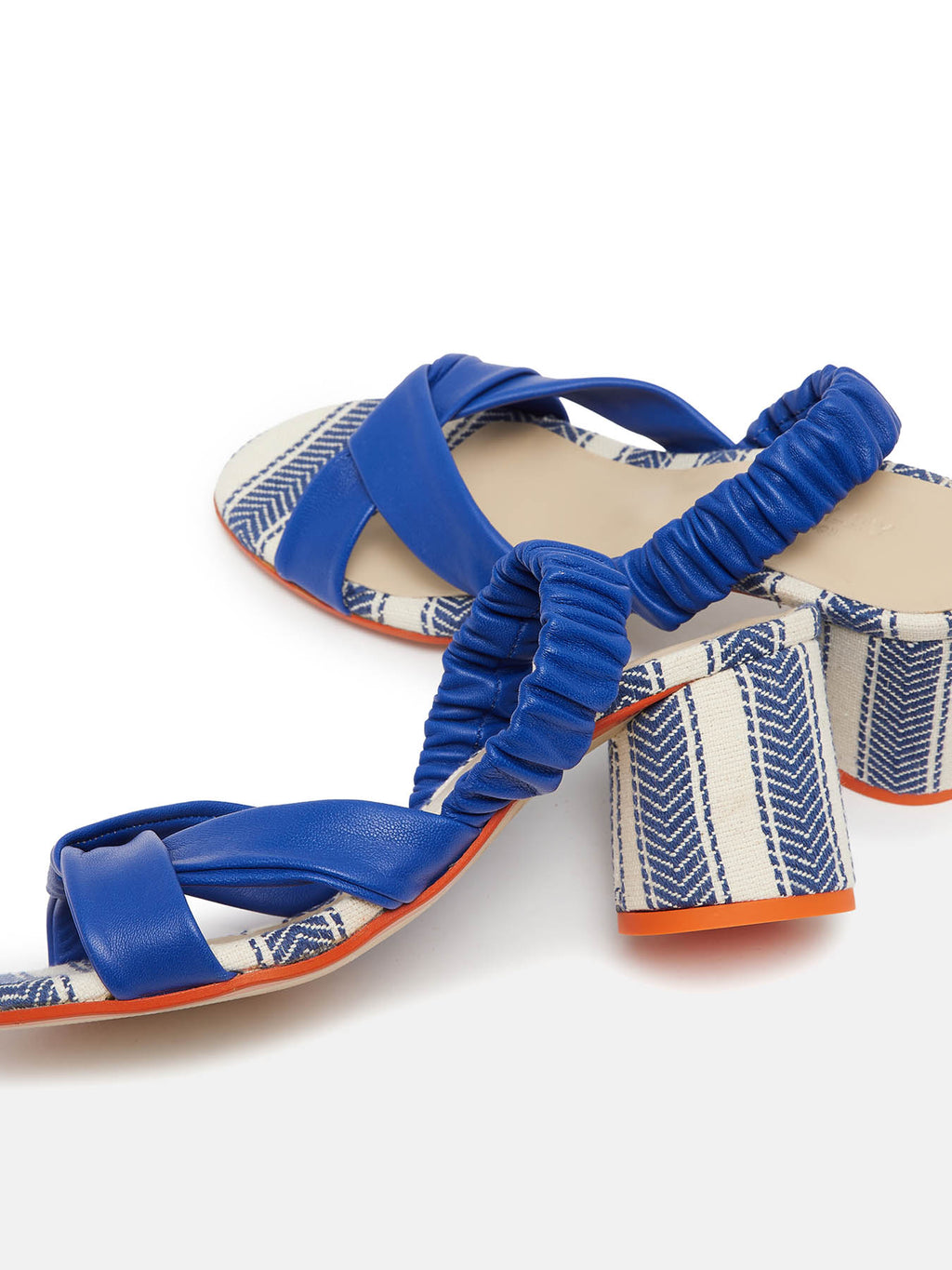 Sandalo da donna in pelle con tacco medio. Nessie