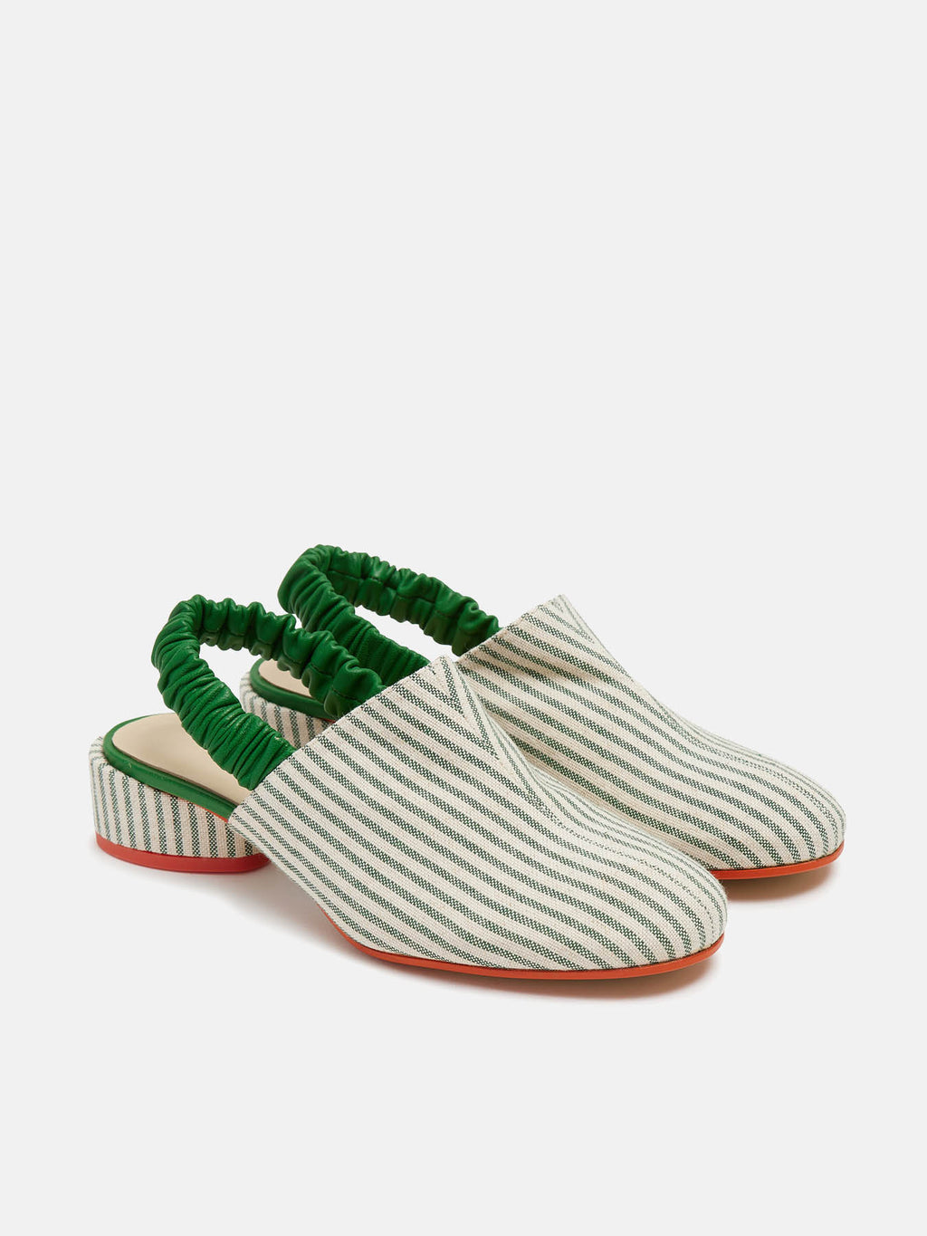 Women's leather shoe with low heel. Nakia