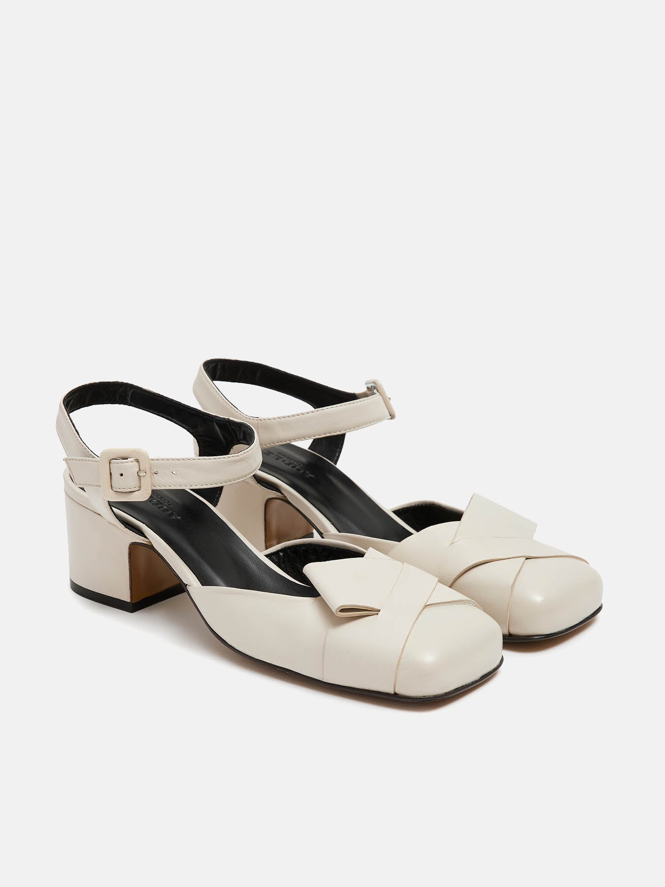 Women's leather shoe with a mid-height heel. Nalina