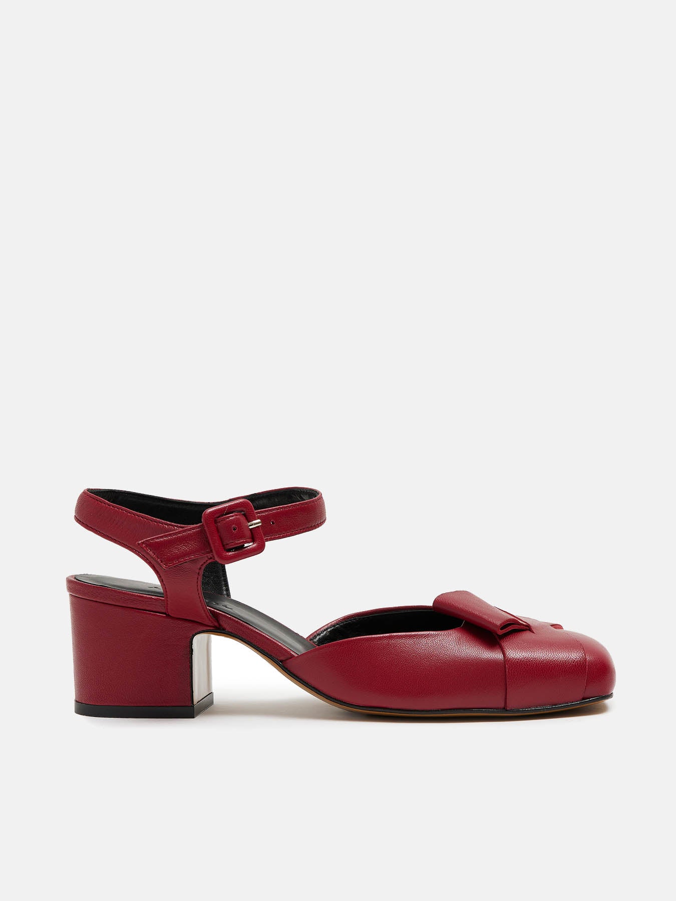 Zapato de mujer en piel con tacón medio. Noelia