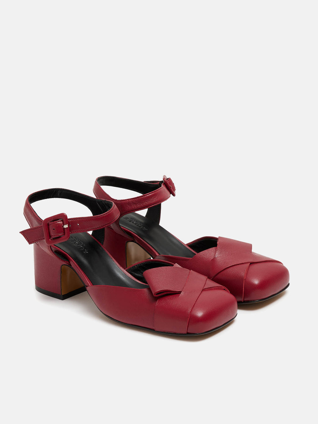 Zapato de mujer en piel con tacón medio. Noelia