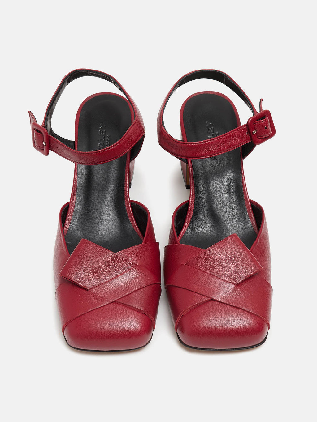 Zapato de mujer en piel con tacón medio. Noelia