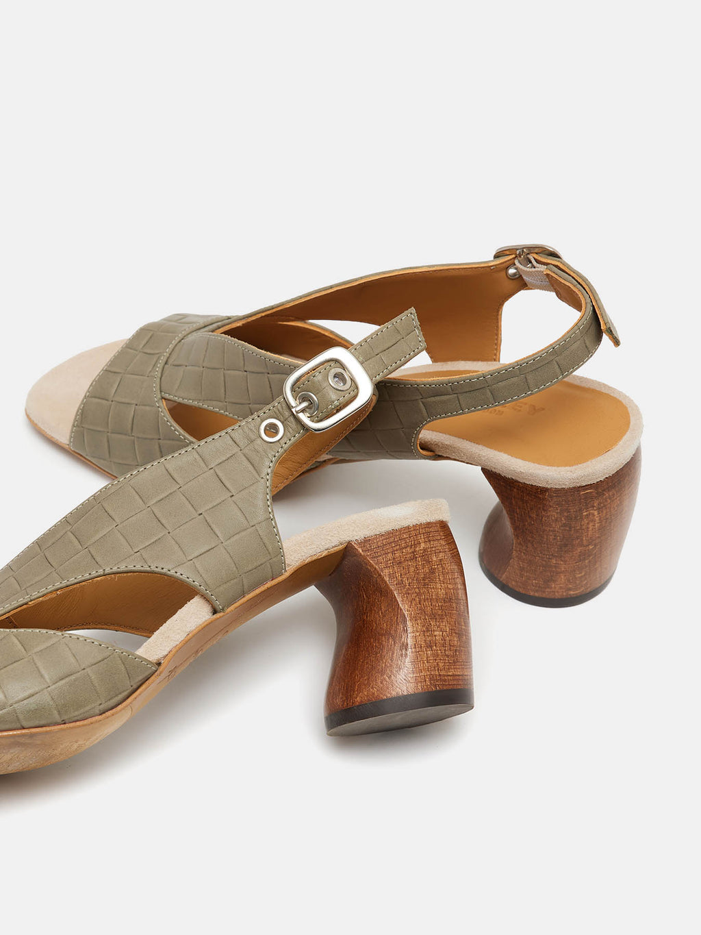 Sandalo da donna in pelle con tacco medio. Lievin