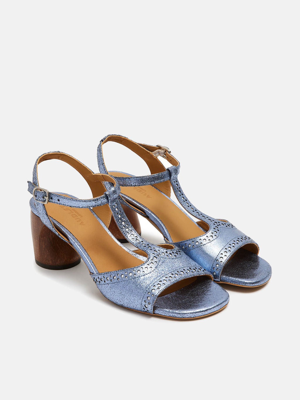 Sandali da donna in pelle con tacco medio. Nelsira