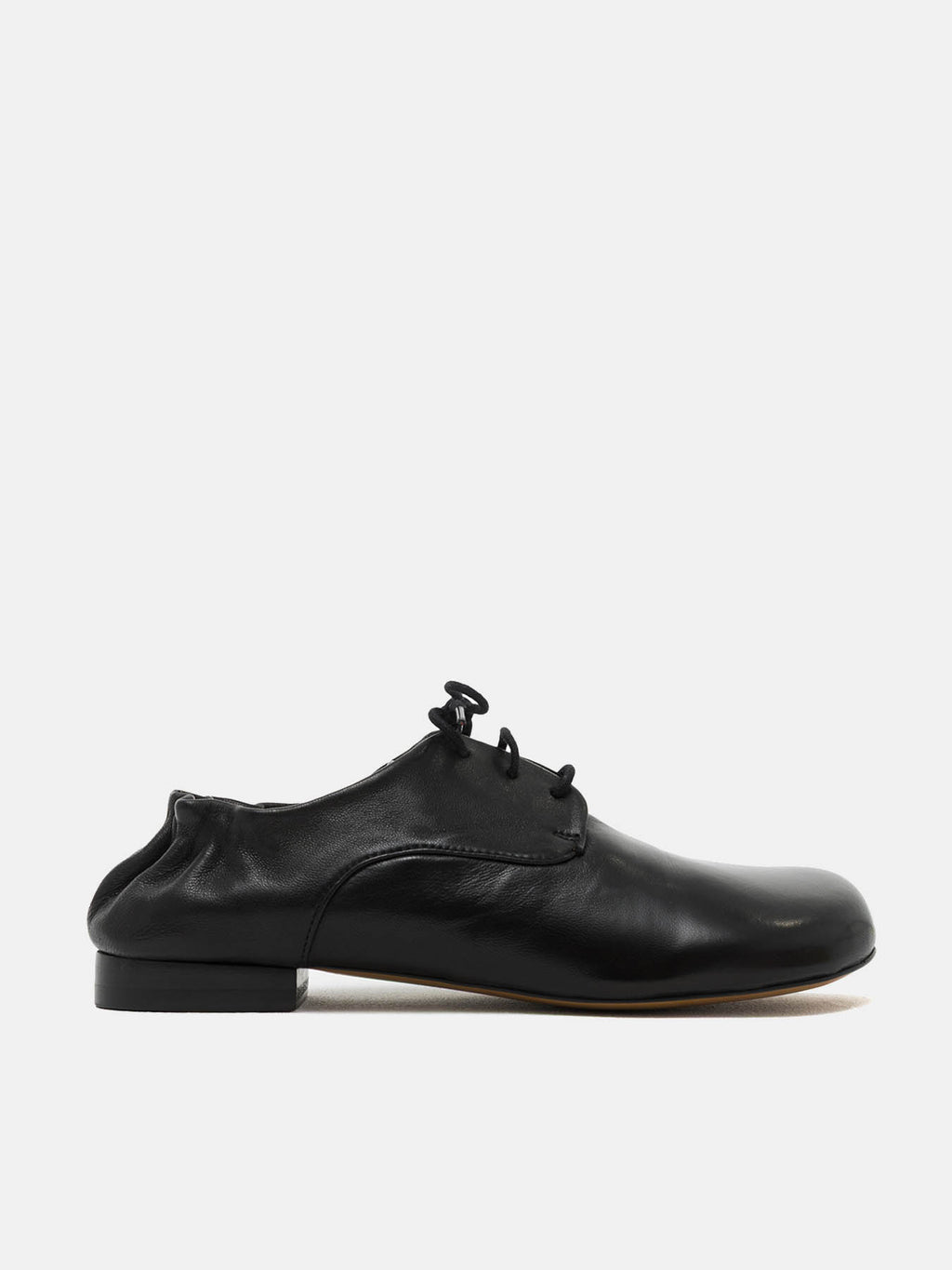 Zapato de mujer en piel con tacón bajo. Nuria