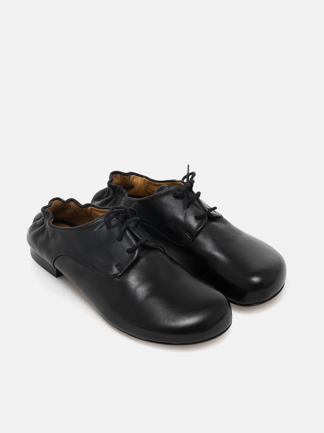 Zapato de mujer en piel con tacón bajo. Nuria