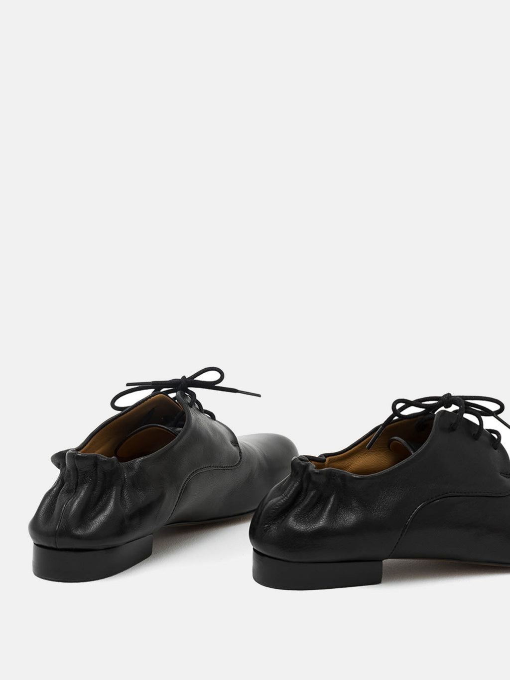 Zapato de mujer en piel con tacón bajo. Nuria