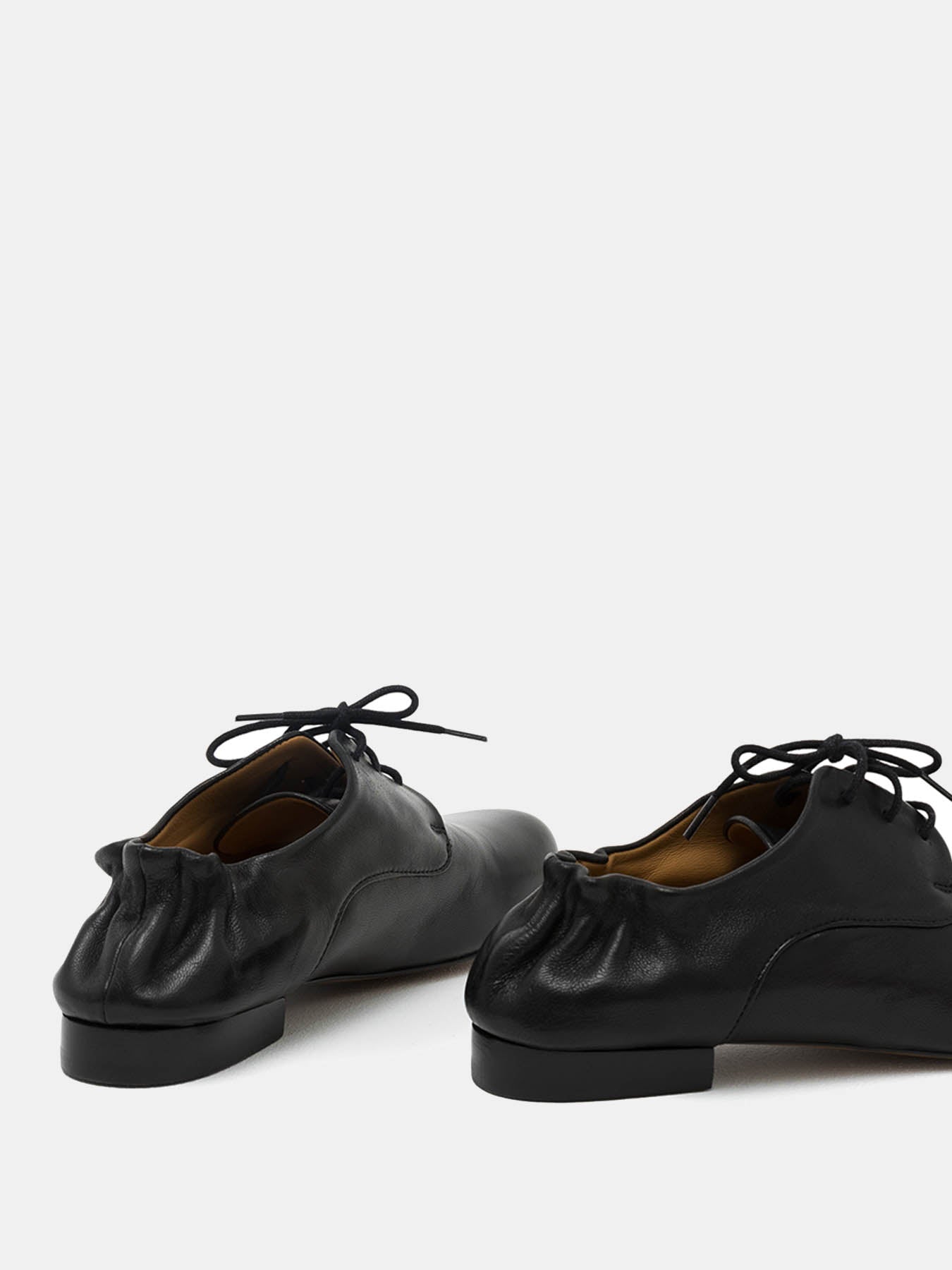 Zapato de mujer en piel con tacón bajo. Nuria