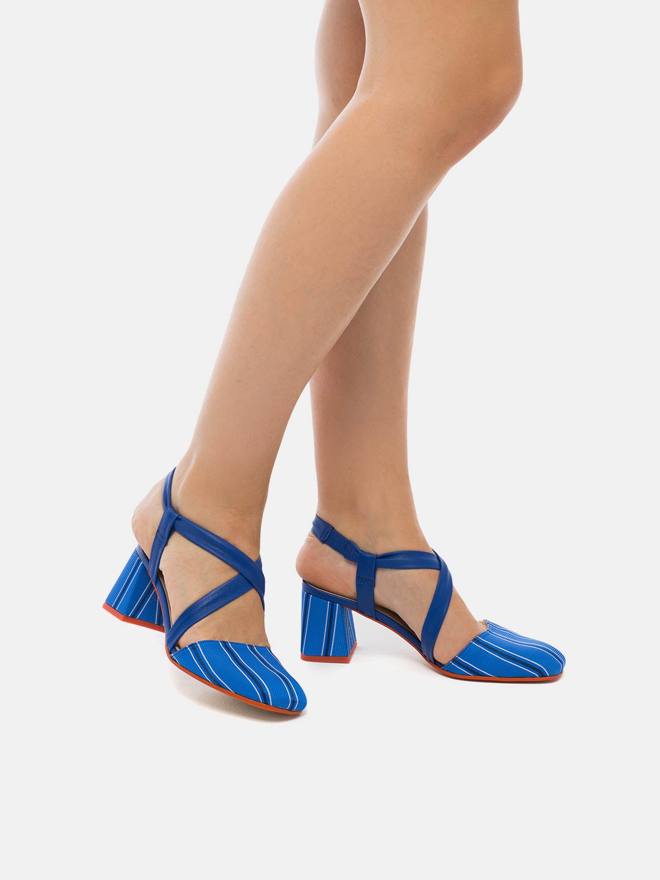 Zapato de mujer en piel con tacón medio. Neftis