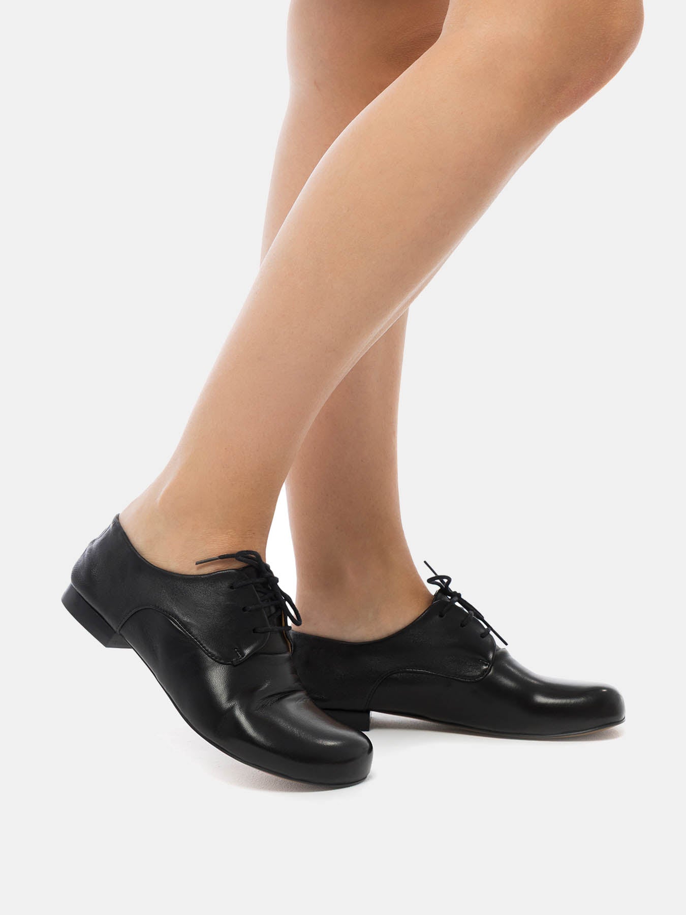 Zapato de mujer en piel con tacón bajo. Nuria