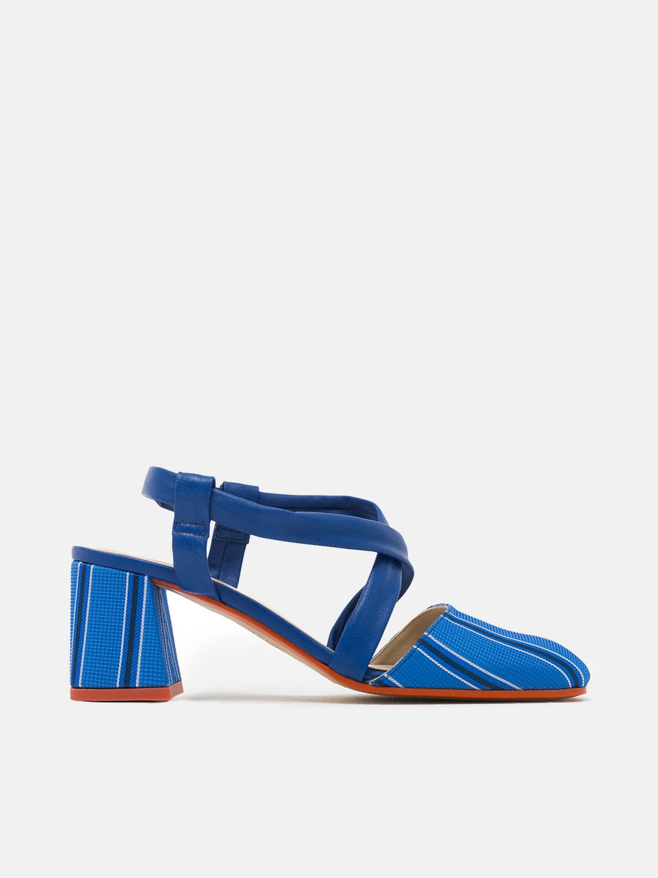 Zapato de mujer en piel con tacón medio. Neftis