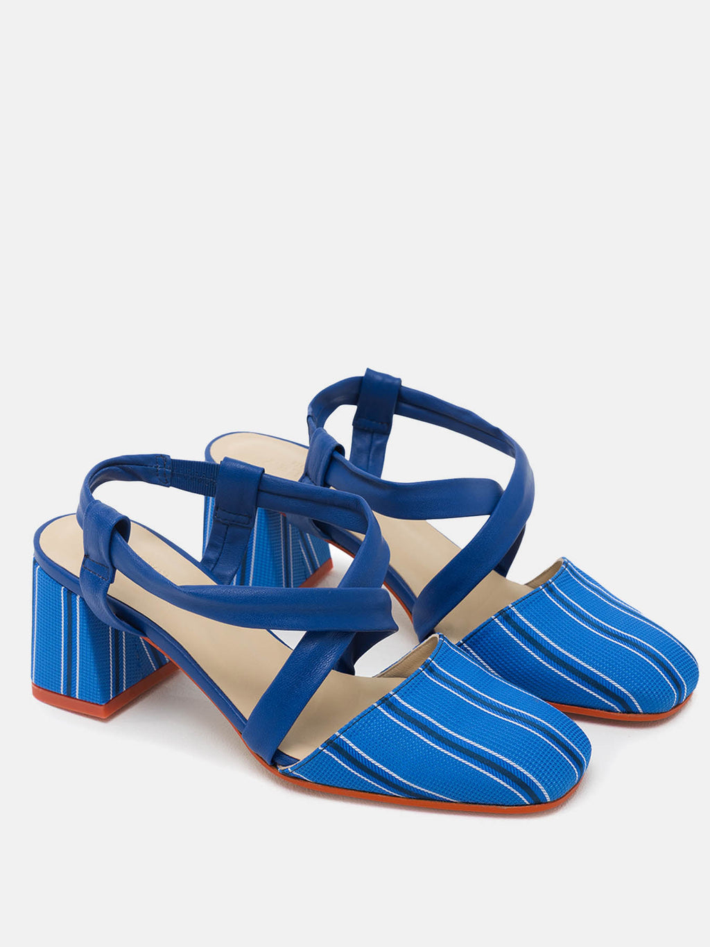 Zapato de mujer en piel con tacón medio. Neftis