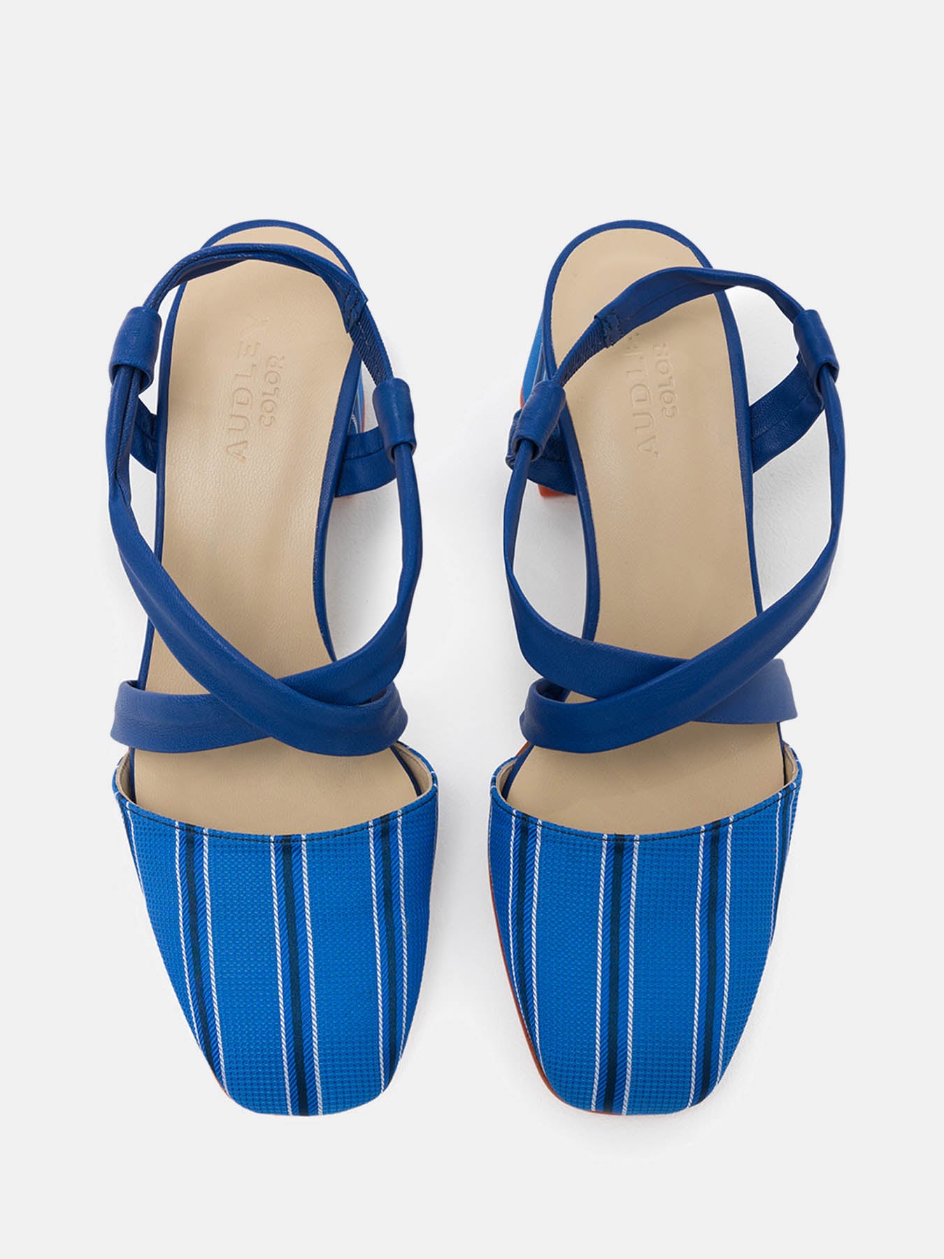 Zapato de mujer en piel con tacón medio. Neftis