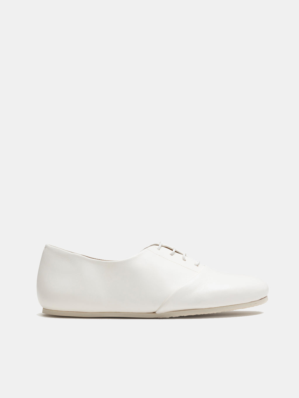 Zapato de mujer en piel con tacón bajo. Neyra