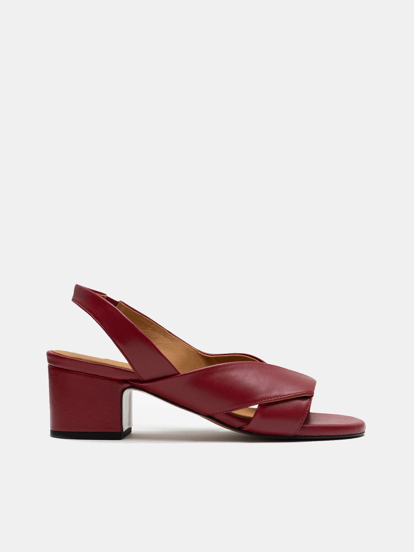 Women's leather sandal with low heel. Nuri