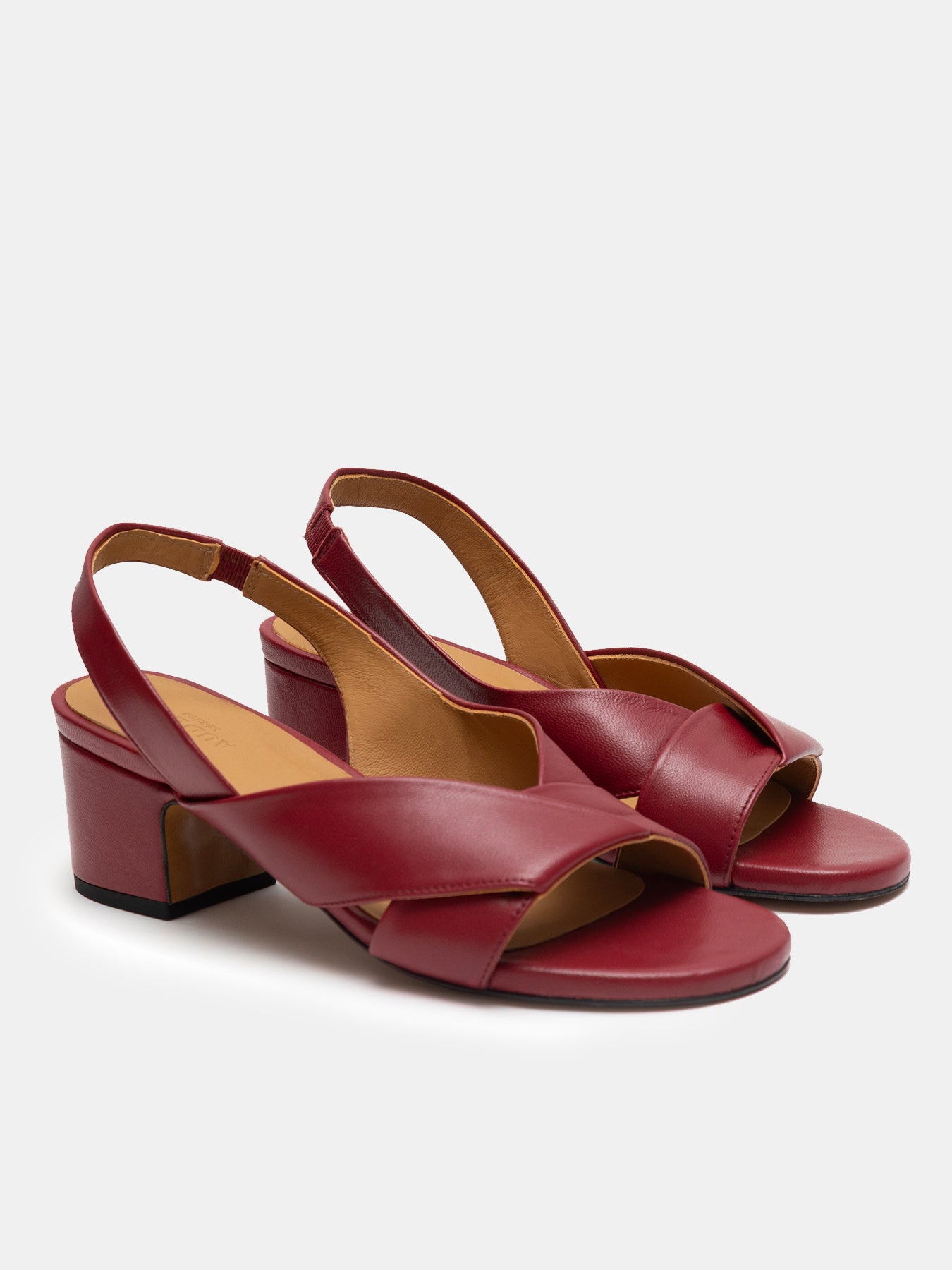 Women's leather sandal with low heel. Nuri