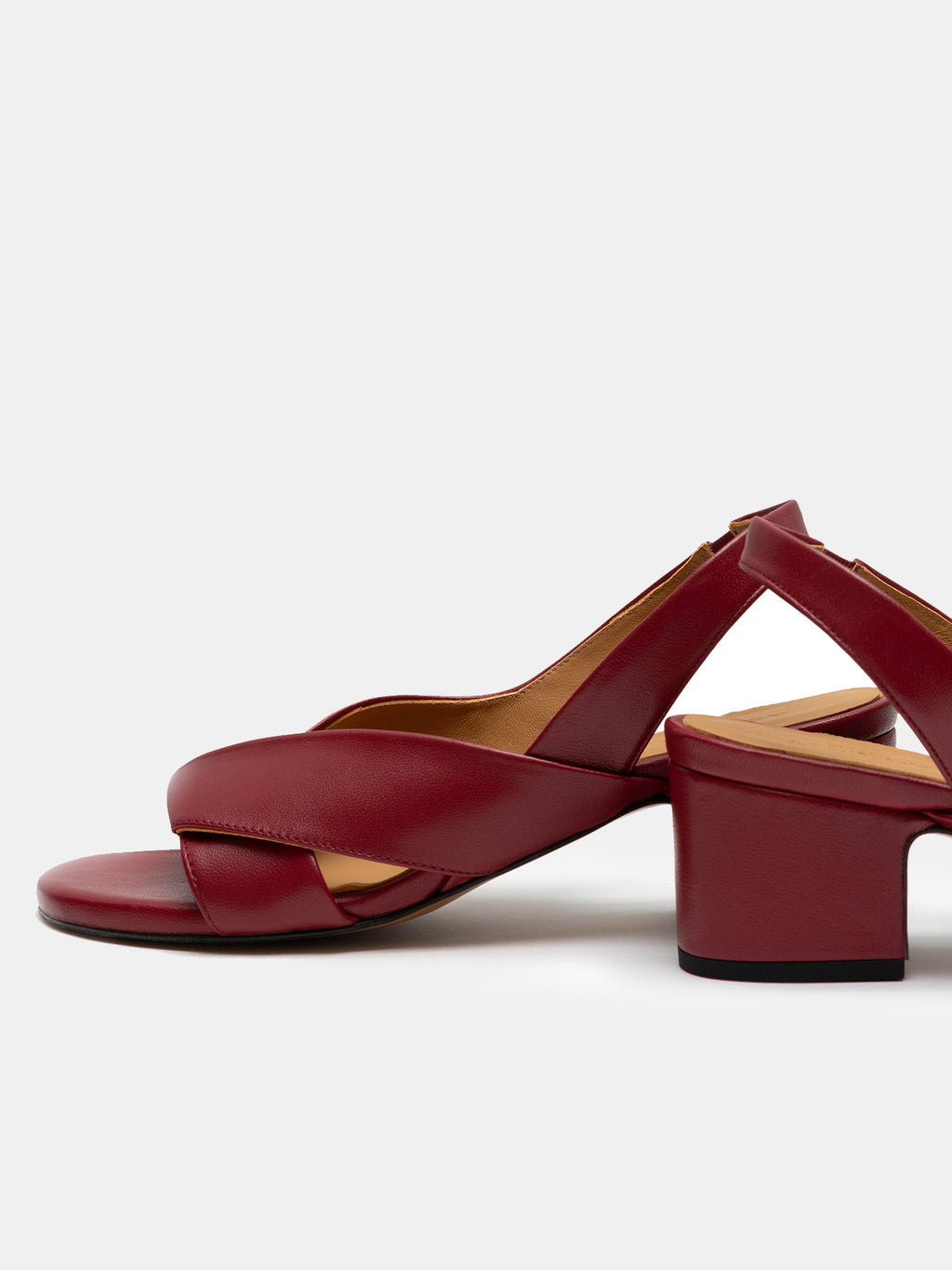 Women's leather sandal with low heel. Nuri